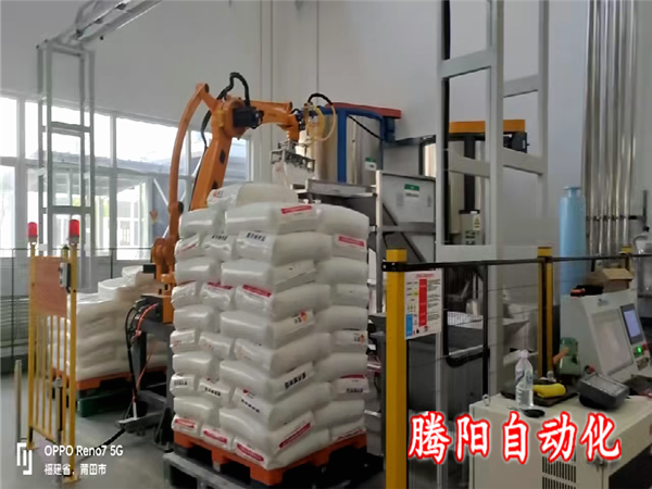 塑料顆粒拆包投料機(jī)器人在電纜行業(yè)拆包投料